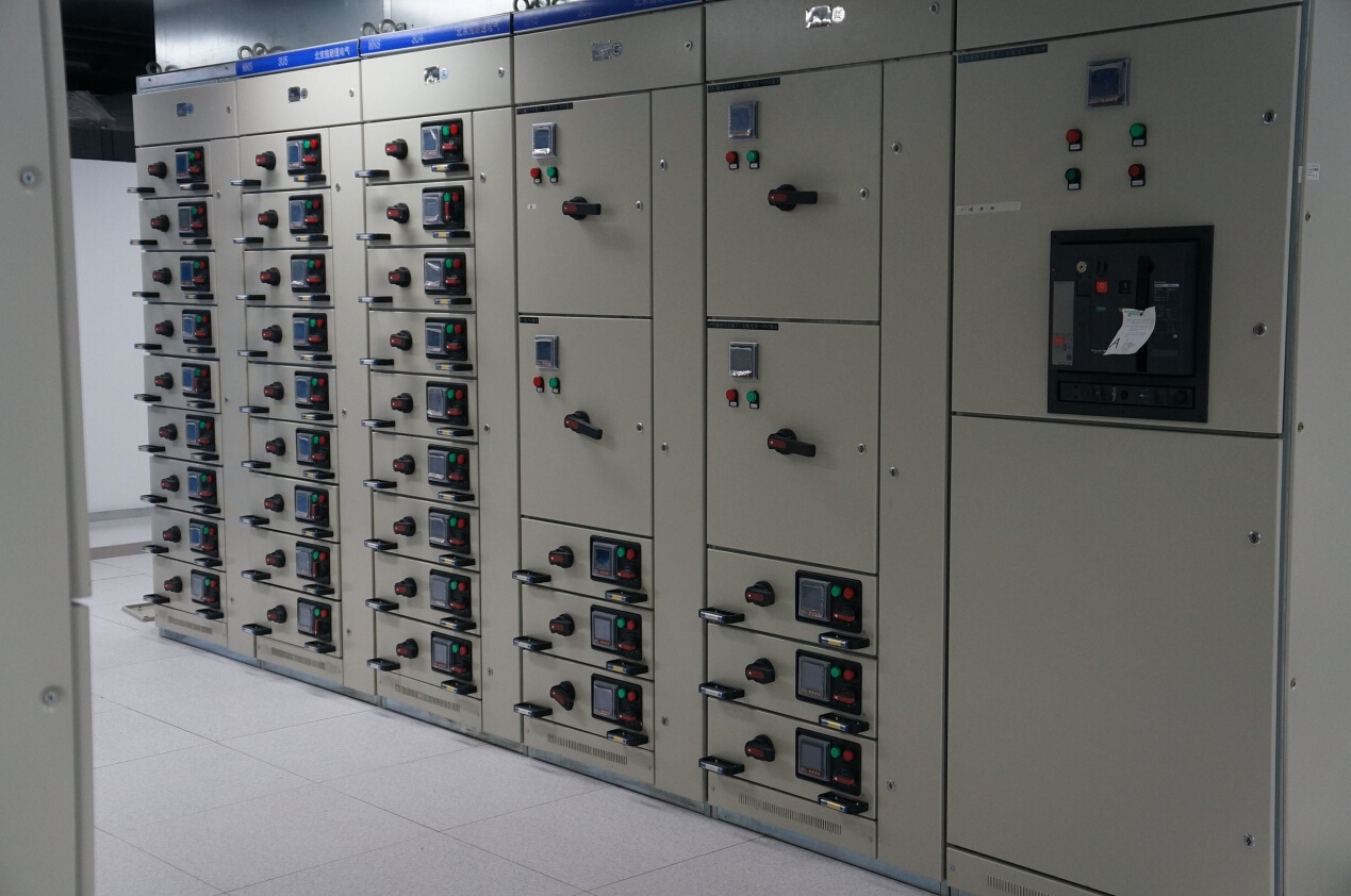 采用雙路市電、UPS、確保機(jī)房設(shè)備穩(wěn)定運(yùn)行